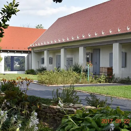 Bagolyvar Fogado- Ujfalusy Marton Vendeghaz Bed & Breakfast Zirc